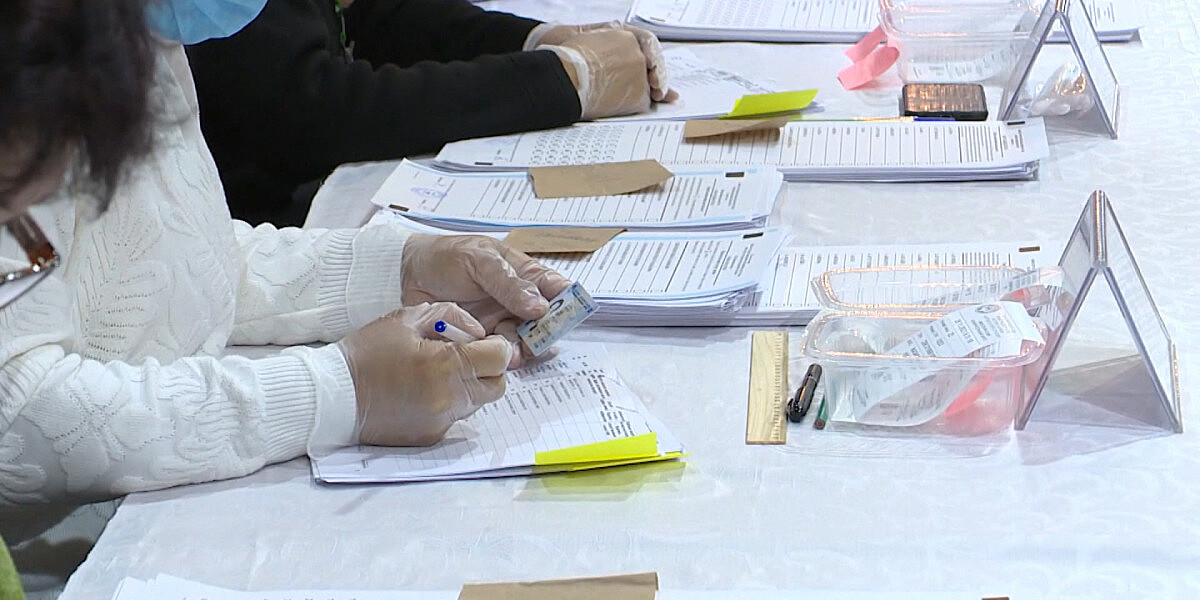 Выборы в парламент: в Кыргызстане впервые голосуют по смешанной системе