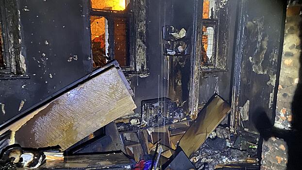 19 огнеборцев в течение часа тушили пожар в нежилом доме в Вологде