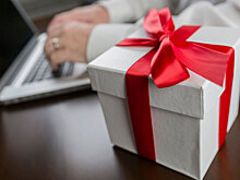 Россиянам напомнили о налогах с новогодних подарков от работодателей