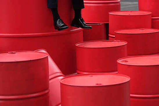 Bloomberg: дешевеющая нефть может снизить инфляцию в США и Европе на 0,4%