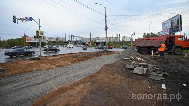 Основание под три новых тротуара готовят рабочие у кольца на ул. Конева в Вологде