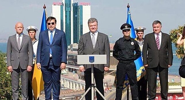Эксперт прокомментировал скандальный костюм Саакашвили