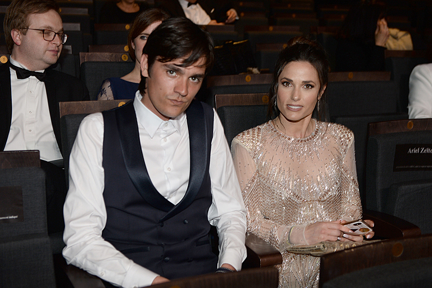 Что касается личной жизни, уже пять лет Ален-Фабьен Делон встречается с французской телеведущей Капюсин Анав.