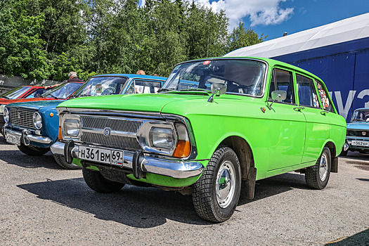Самые яркие автомобили ретрофестиваля «Автобаза»
