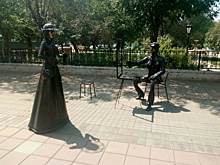 У бронзовой дамы на ул. Советской в Оренбурге пропал зонтик