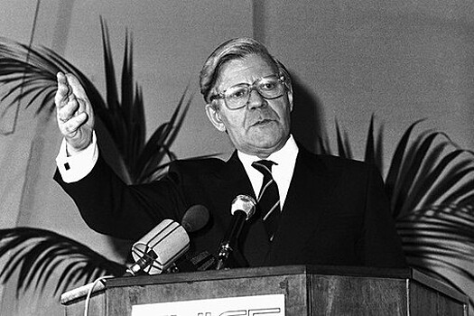 Bild: на надгробии экс-канцлера Германии Шмидта нарисовали четыре свастики