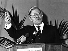 Bild: на надгробии экс-канцлера Германии Шмидта нарисовали четыре свастики