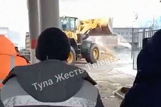 В Туле трактор засыпал песком загоревшийся автомобиль