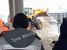 В Туле трактор засыпал песком загоревшийся автомобиль