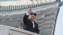 Ким Чен Ын наградил создателей МБР сборниками своих цитат