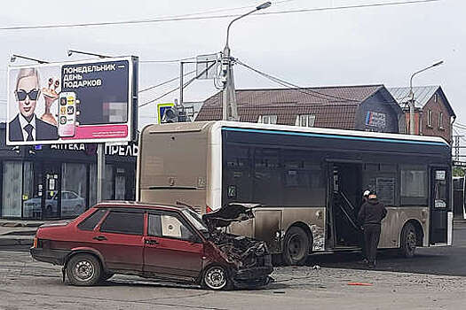 В Омске ВАЗ протаранил автобус с 10 пассажирами
