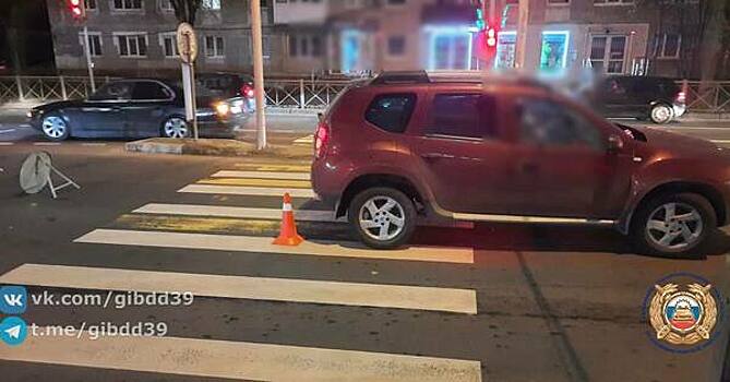 На Невского поворачивавшая направо машина сбила на зебре мужчину