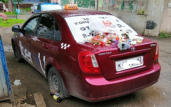 В Рязани припаркованное такси забросали мусором и прокололи колёса