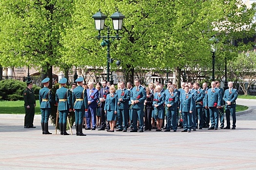 Сотрудники налоговой возложили цветы к Могиле Неизвестного Солдата у стен Кремля