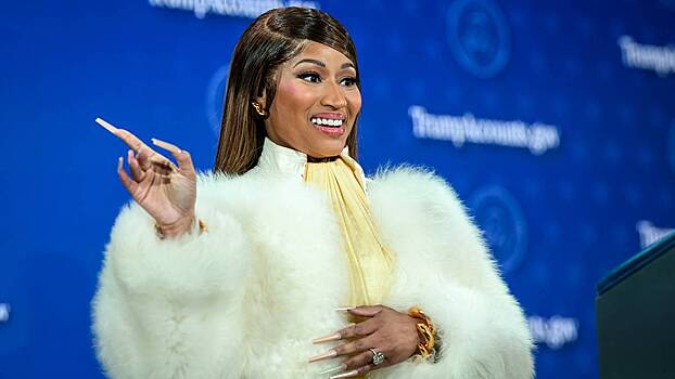 Трамп подарил рэп-исполнительнице Минаж Библию со своим автографом