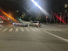Две иномарки столкнулись на перекрёстке в центре Вологды