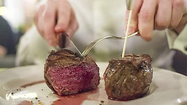 Ученые призвали убрать со стола обработанное мясо