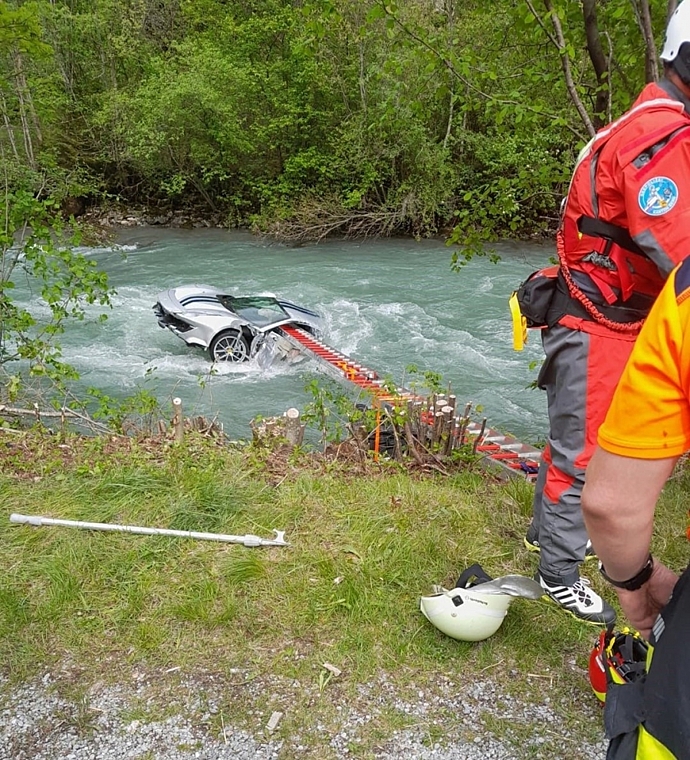Ferrari 458 Pista оказался в воде после небольшой аварии
