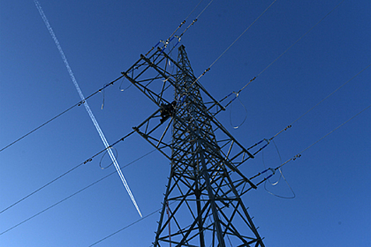 Житель Одессы на спор залез на опору ЛЭП, получил удар током, упал и умер