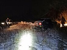 Спасатели помогли застрявшей в поле женщине добраться домой