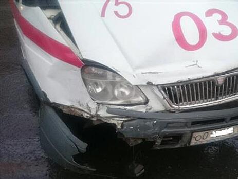 В Самаре водитель Skoda врезался в автомобиль "скорой помощи"