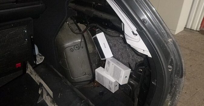 Калининградская таможня нашла в тайнике у водителя 7 новых телефонов iPhone 11 Pro