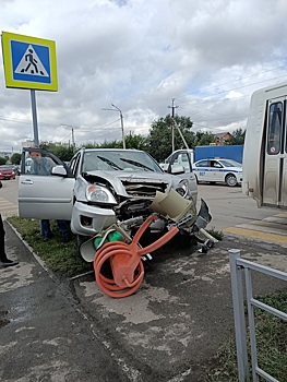 Иномарка снесла светофор в результате ДТП с тремя пострадавшими в Кузбассе