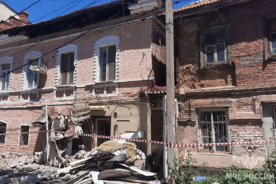 В регионе около входа в жилой дом рухнула часть его крыши