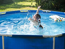 В России резко вырос спрос на бассейны и бани на загородных участках