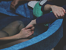 Ученые проверили безопасность родов в воде