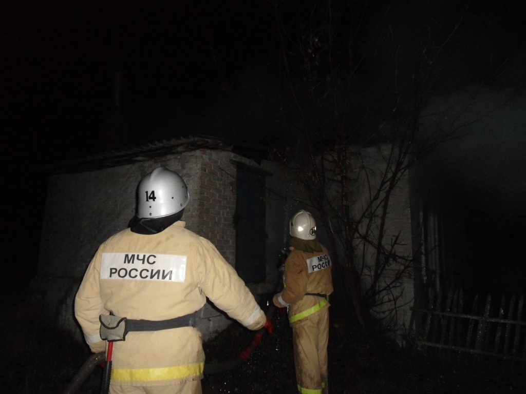 В Курской области вечером 28 октября сгорели хозпостройка и 2 трактора