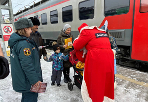 Новогодняя акция «Полицейский Дед Мороз» продолжается по всей территории обслуживания  Восточно-Сибирского ЛУ МВД России на транспорте
