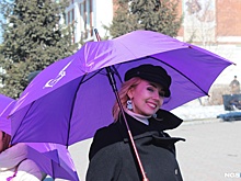 В Первомайском сквере появились девушки с фиолетовыми зонтами