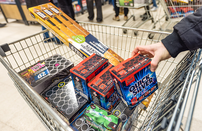 Число магазинов с пиротехникой растет, а продажи продолжают снижаться