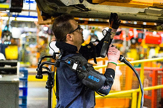 Ford внедрил экзоскелеты для рабочих