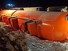 Под Новосибирском из перевернувшегося бензовоза на трассу разлилось 25 тонн дизтоплива