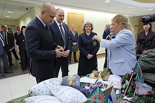 В свердловском парламенте открылась выставка волонтерских изделий для нужд СВО