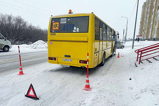 Тюменский школьный автобус проехался по ноге ученика и попал на видео