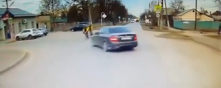 В Майкопе водитель без прав сбил велосипедисток