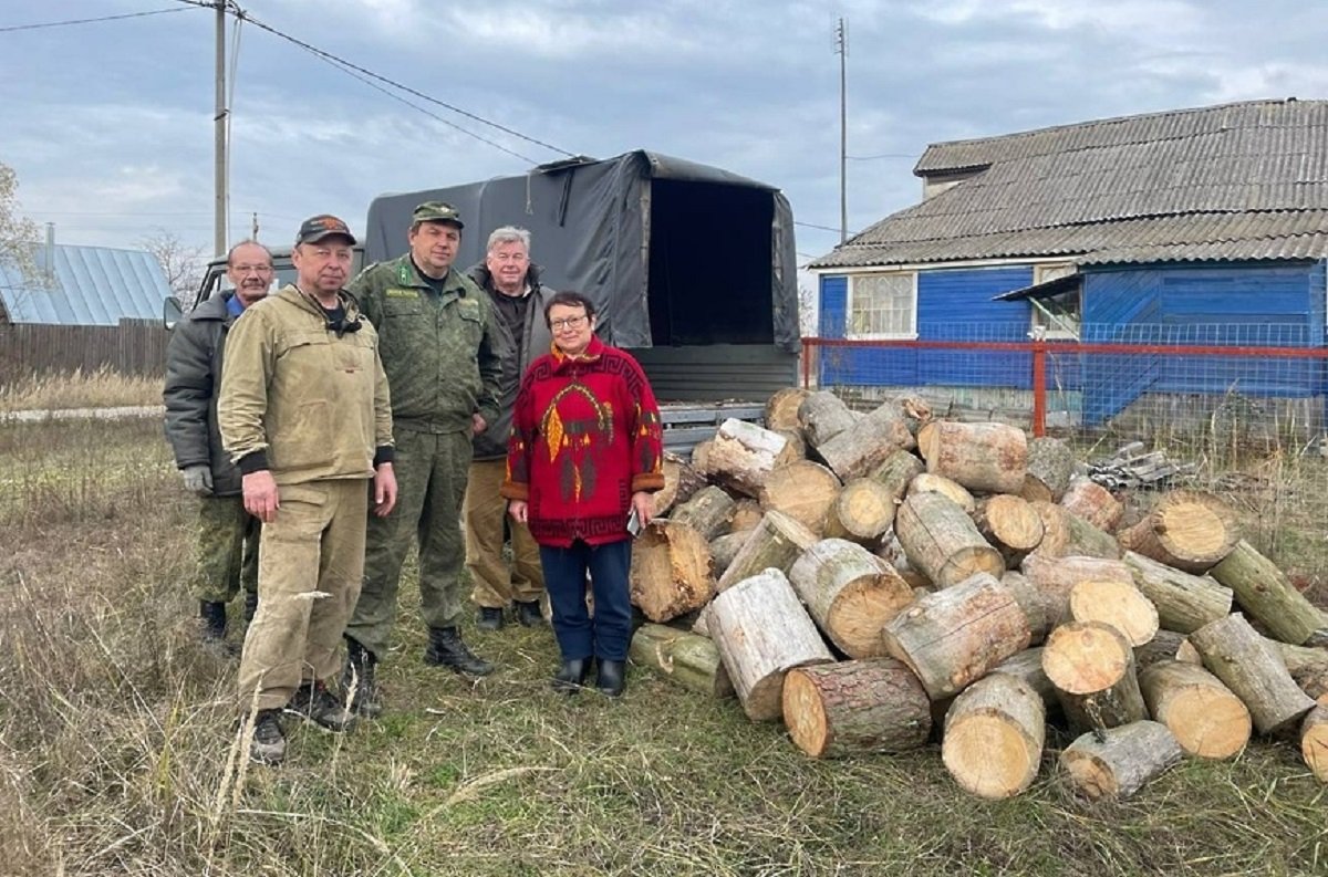 Егорьевские лесничие распилили валежник и привезли дрова маме мобилизованного