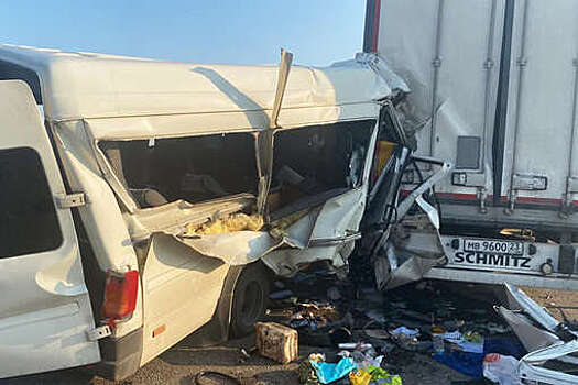 На Кубани при столкновении автобуса с грузовиком погибла женщина
