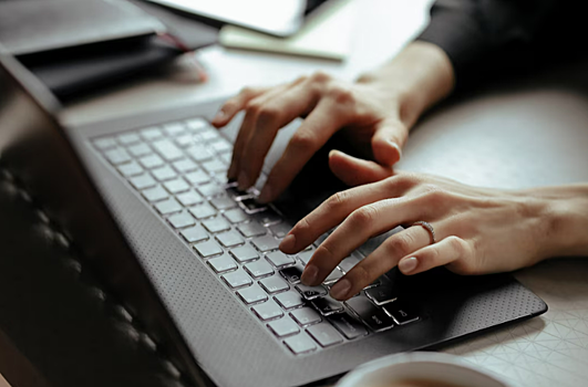 Мошенники вызывают россиян в суд, а при отказе пугают «уголовкой». Чего они добиваются