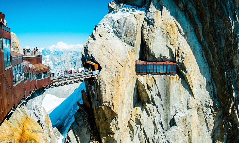 Смотровой мост Aiguille du Midi соединяет две альпийские вершины на высоте 3842 метра над уровнем моря. Переход буквально парит посреди гор и пугает туристов свой обманчивой, легкой конструкцией