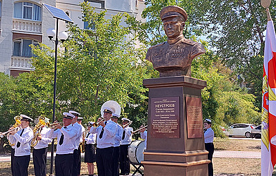 В Севастополе установили памятник Неустроеву, чей батальон поднял знамя над Рейхстагом