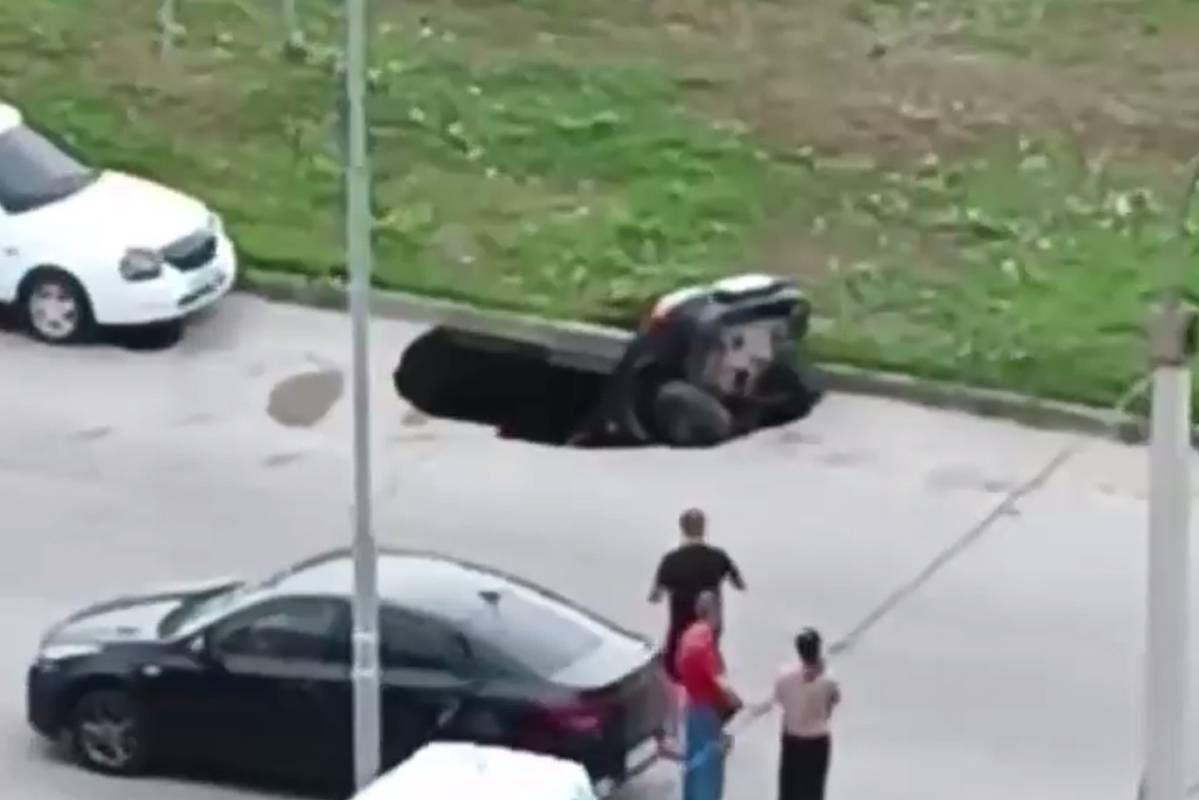 В российском городе автомобиль ушел под землю