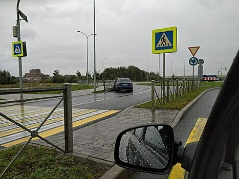 На Октябрьском острове в Калининграде BMW снёс ограждения у круговой развязки — очевидец (фото)