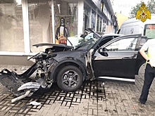 Две иномарки выбросило на тротуар в центре Калуги