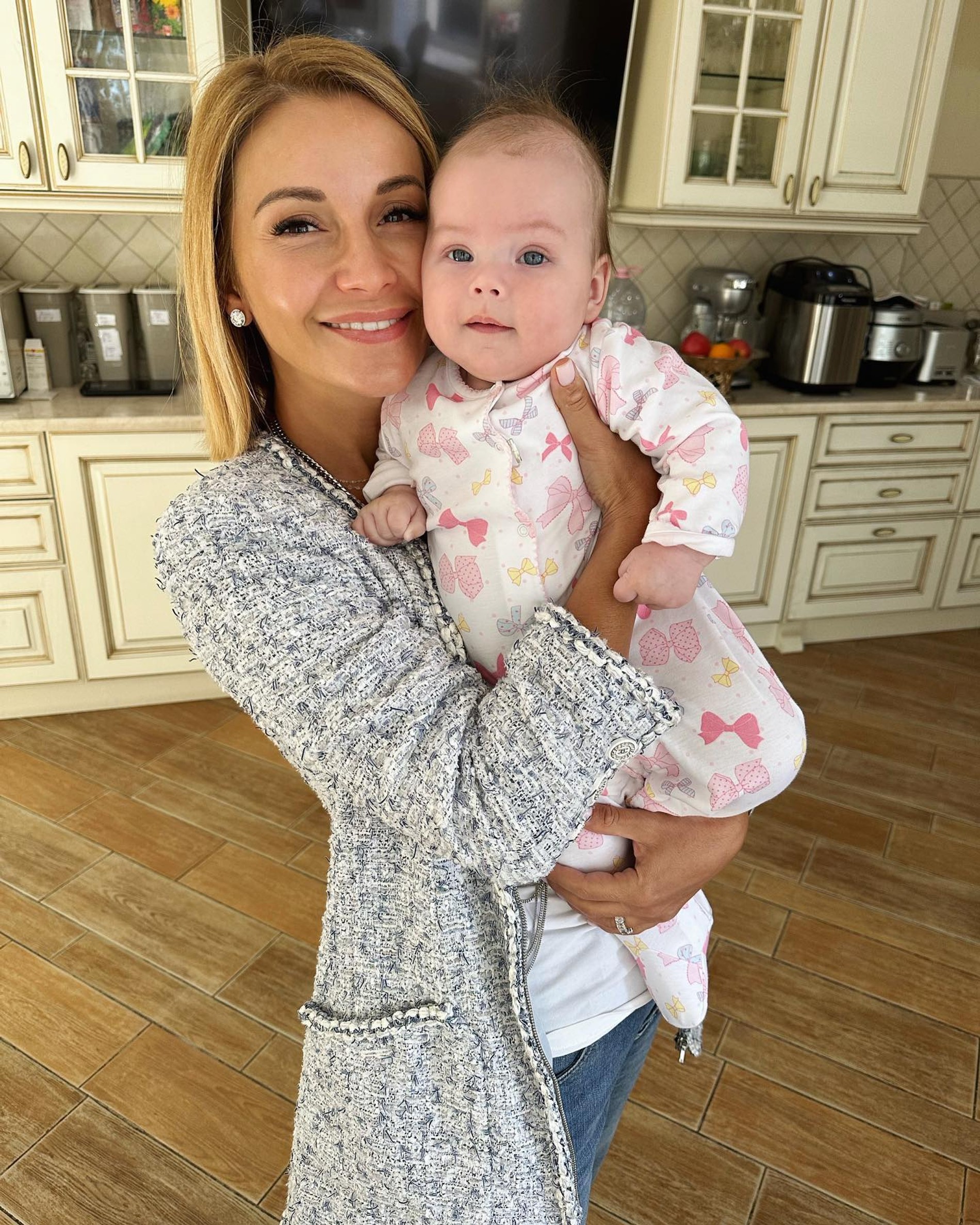 Сколько лет дочке ольги. Дочь ольги орловой. Сколько лет дочке ольги. Сумская с дочерьми. Дочь ольги орловой.