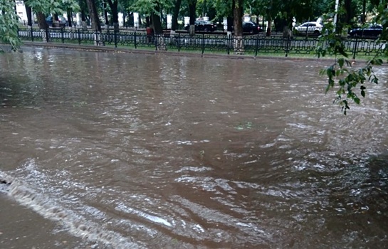 После каждого дождя улицы Кирова тонут в «реках» воды