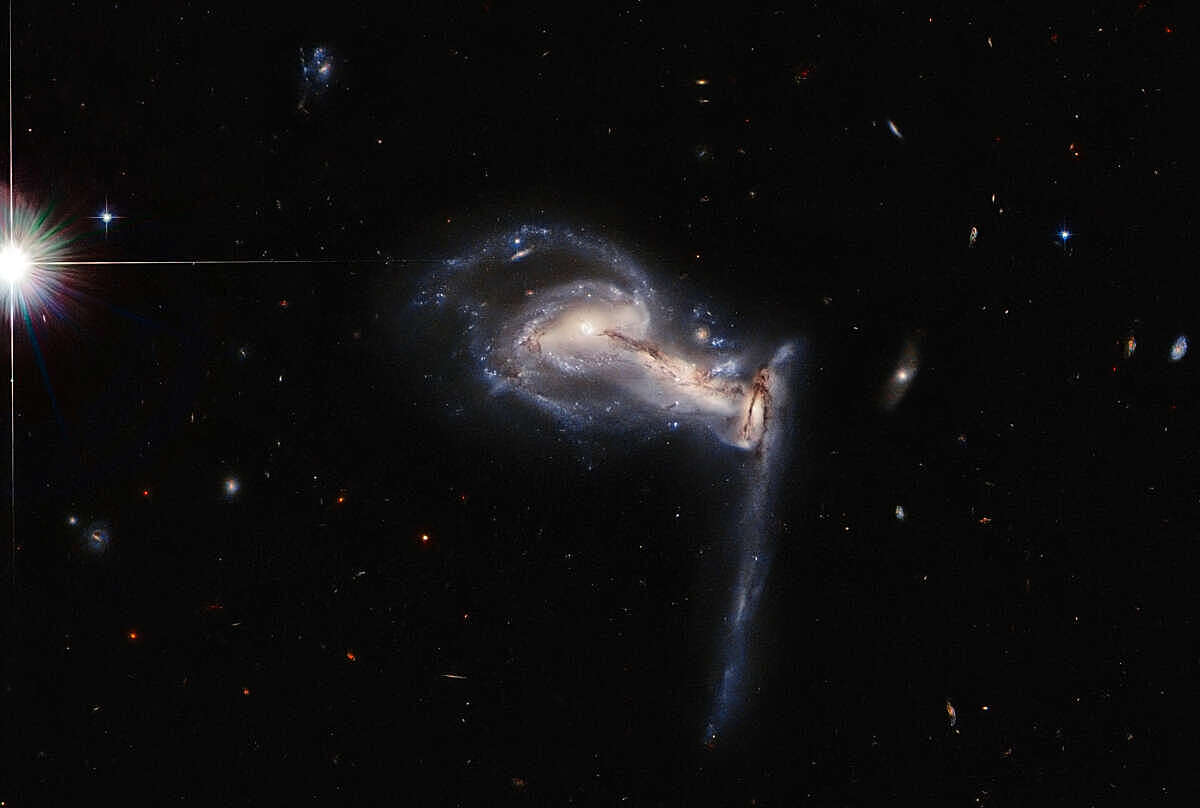 «Хаббл» наблюдает тройное столкновение между галактическими соседями